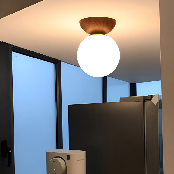 Japansk Perle LED-taklampa med orb-design & trädetaljer i valnöt. Modern, energisnål hembelysning.