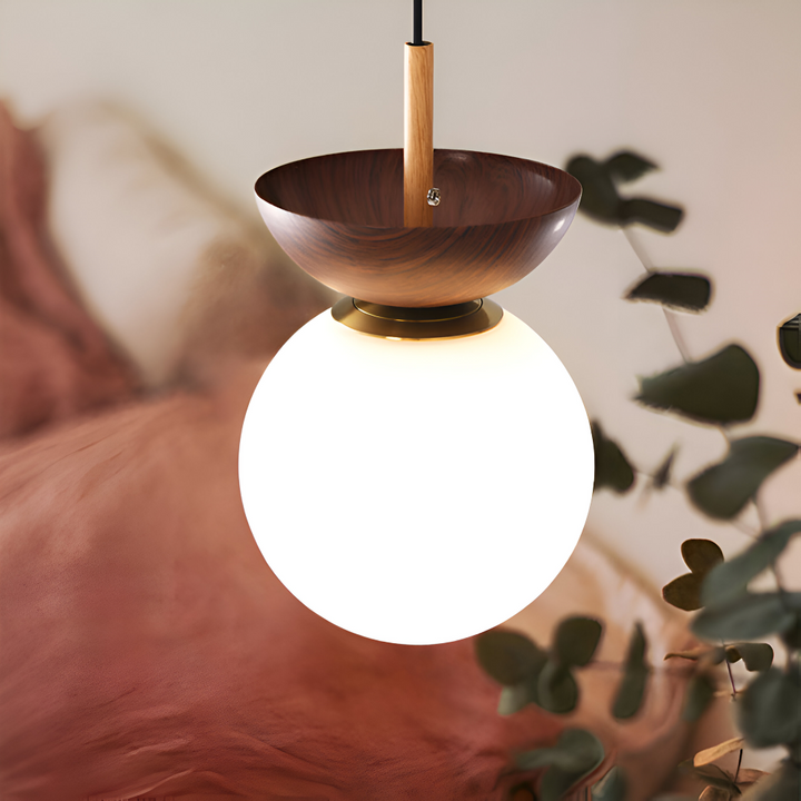 Taklampa Perle LED med valnötsdetaljer. Japansk inspirerad design för en mysig atmosfär.