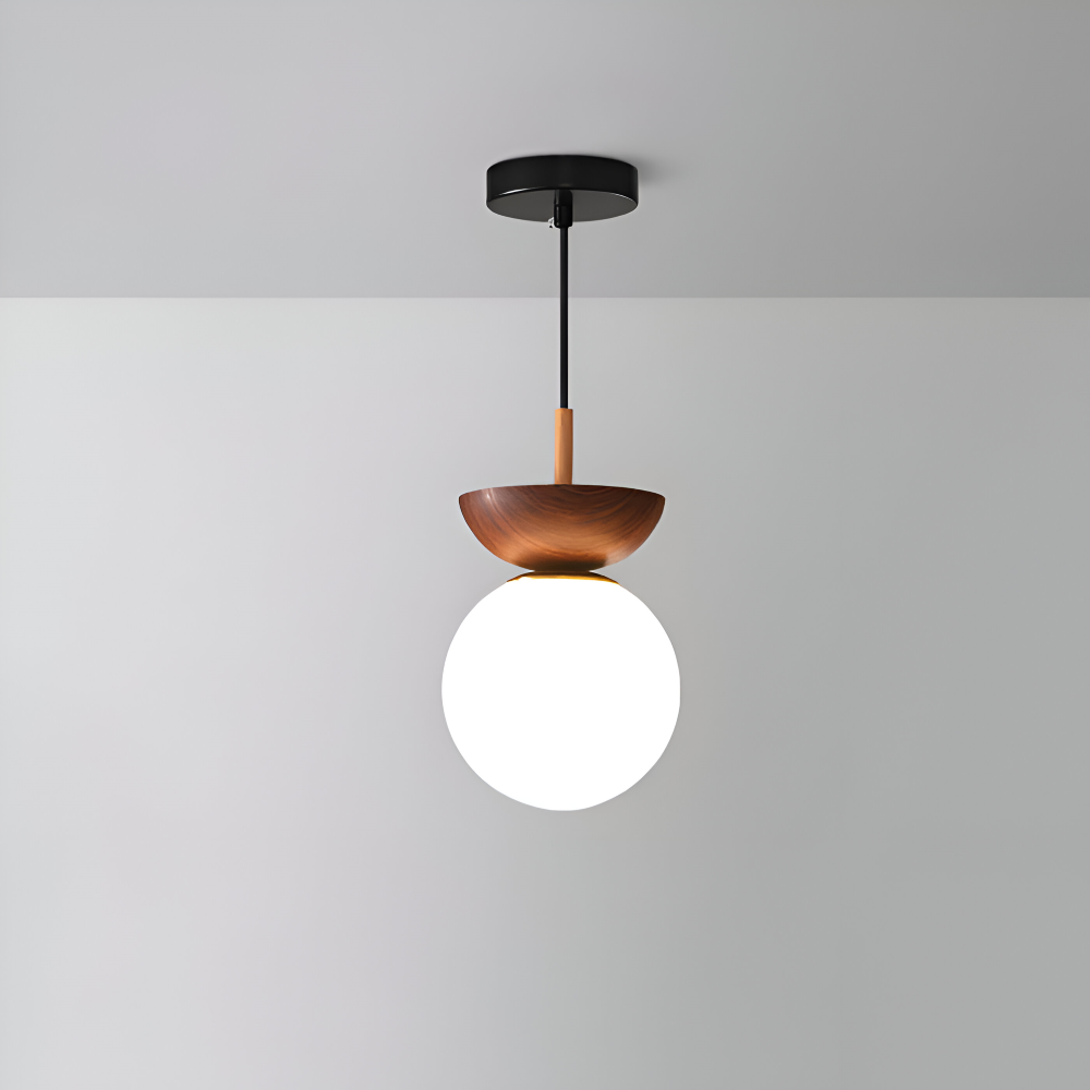 Perle LED-taklampa med eleganta valnötsdetaljer. Modern japansk design för ditt hem.