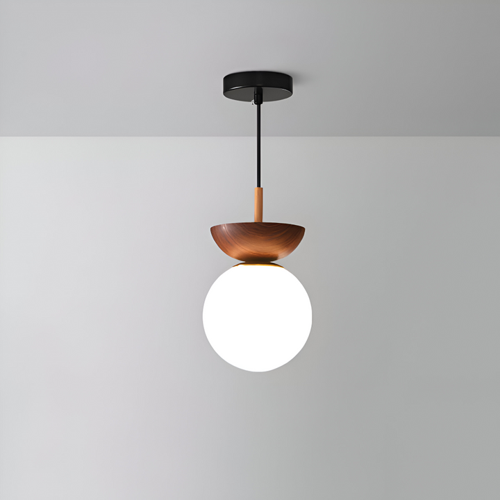 Perle LED-taklampa med eleganta valnötsdetaljer. Modern japansk design för ditt hem.