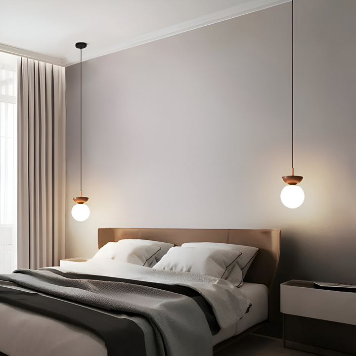 Pendellampa Perle LED. Japansk design med orb-form och valnöt. Perfekt för modern heminredning.