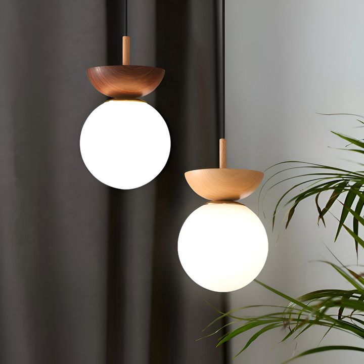 Dekorativ Perle taklampa LED. Inspirerad av japansk design, med vackra valnötsdetaljer.
