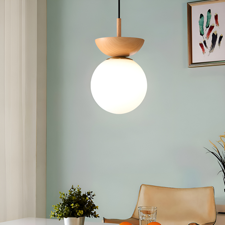 Stilren Perle pendellampa, LED. Orb-lampa med träinslag i valnöt. Japansk inredningsdetalj.