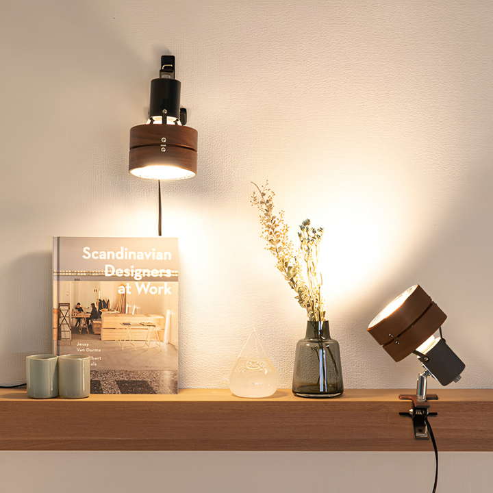 Justerbar skrivbordslampa med klämma, i japansk stil, trä och järn. Perfekt flexibel belysning.