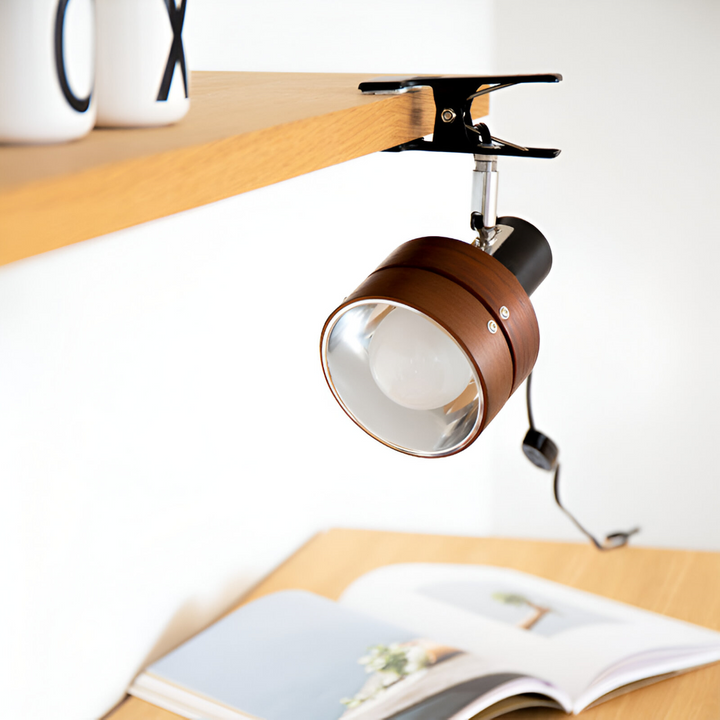 Elegant klämlampa i trä och järn, modern japansk design. För hemmakontoret eller sovrummets inredning.