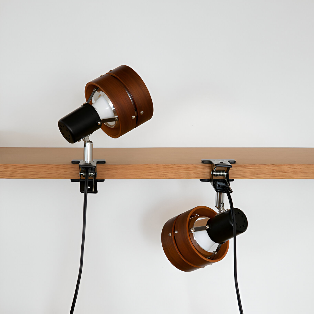 Justerbar klämlampa för läsning och arbetsbelysning, japansk design i trä, ger perfekt ljus.
