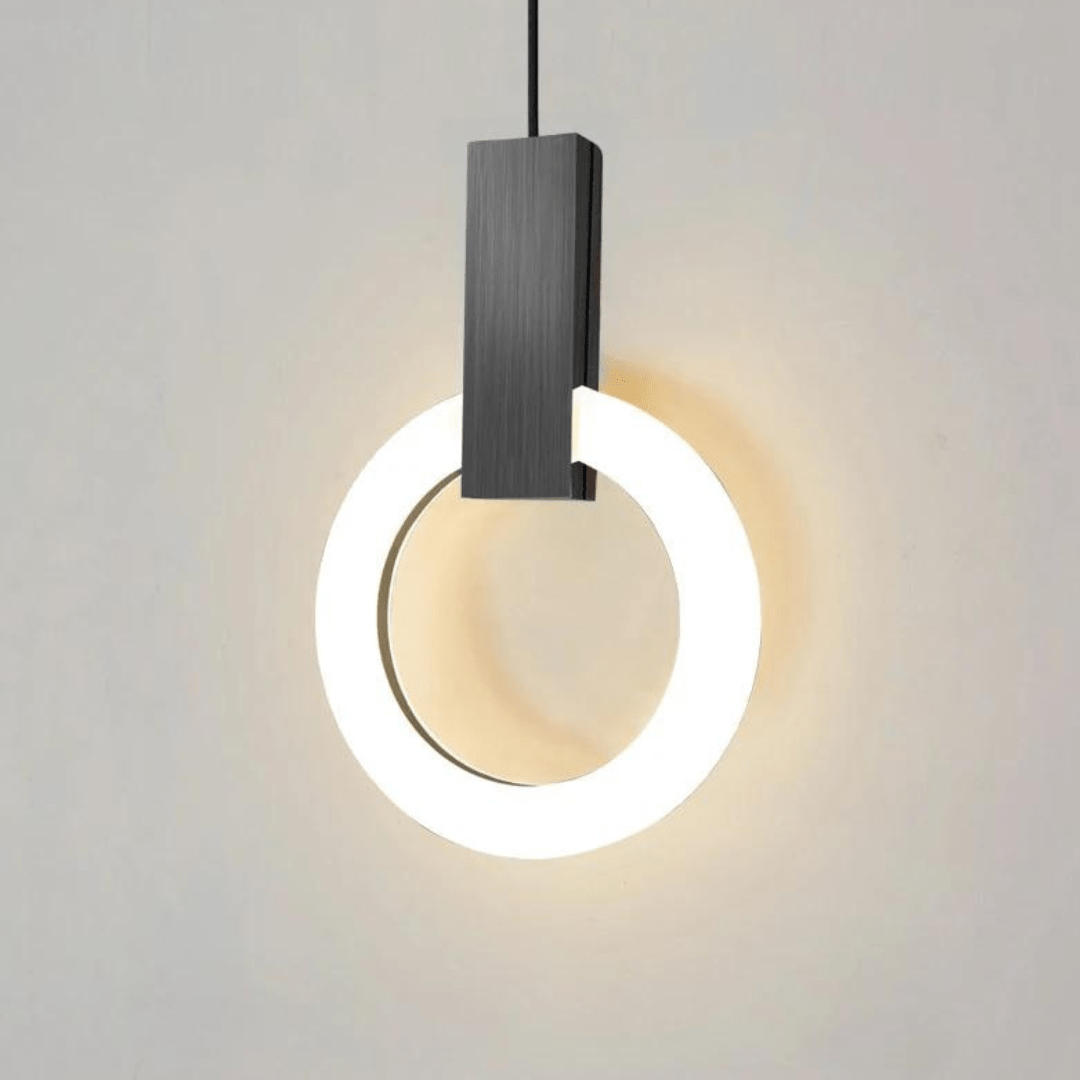 Närbild på den tända runda LED hänglampan i trädesign
