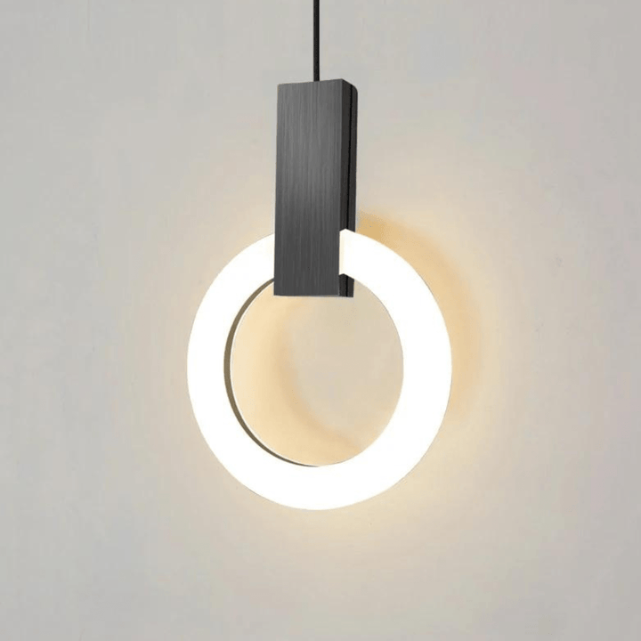 Närbild på den tända runda LED hänglampan i trädesign