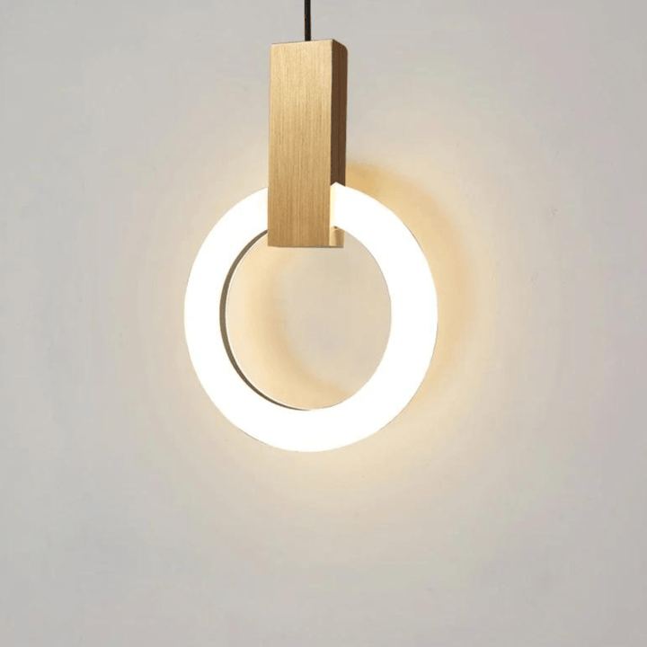 Elegant taklampa med varmt ljus i minimalistisk stil som sprider behaglig belysning