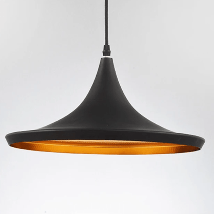 Detaljbild på svart taklampa i industriell stil med effektiv LED-belysning
