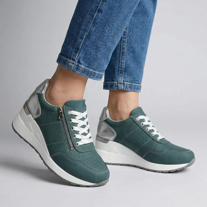 Stilren Jasmine damsneaker, fotriktig design med stödjande sula för långa promenader och komfort.
