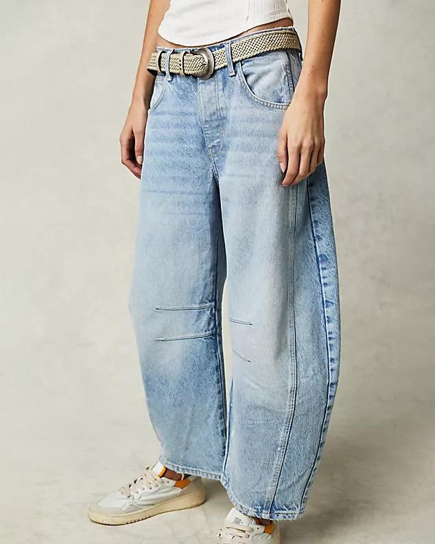 Ljusblå dam-jeans med skärp i modern modell