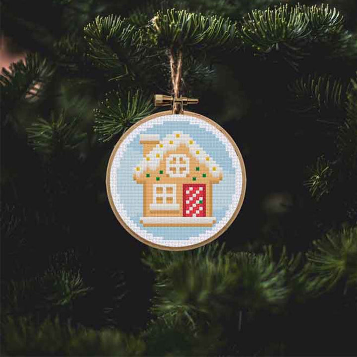 "Juladventskalender broderikit med festligt mönster och träram, perfekt för att skapa minnesrika helgdagar."