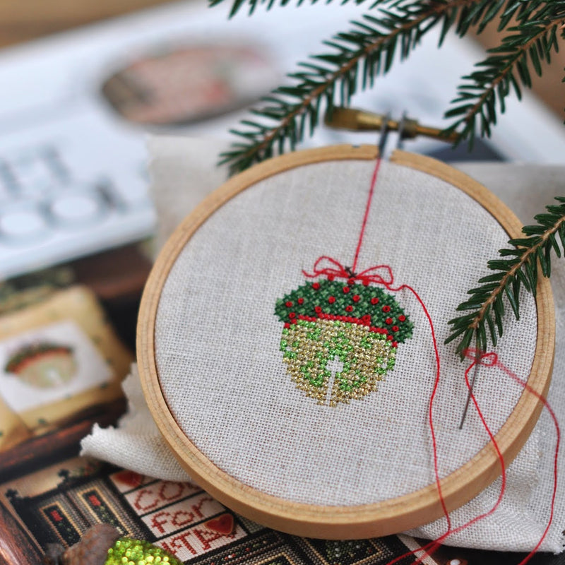 "Juladventskalender broderikit med festligt mönster och träram, perfekt för att skapa minnesrika helgdagar."