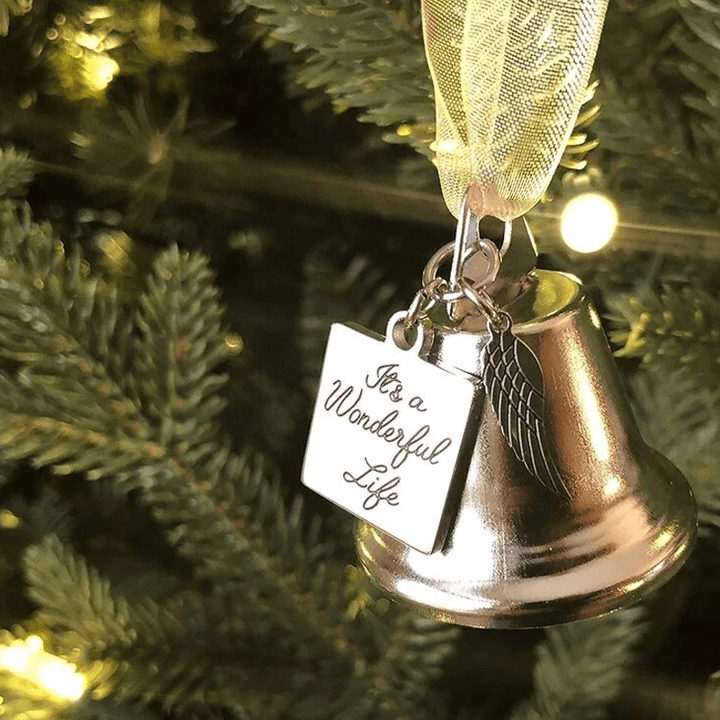 "Julängel Vingarklocka med antik design och nostalgi, elegant guld- och silverfinish, perfekt juldekor för granen."