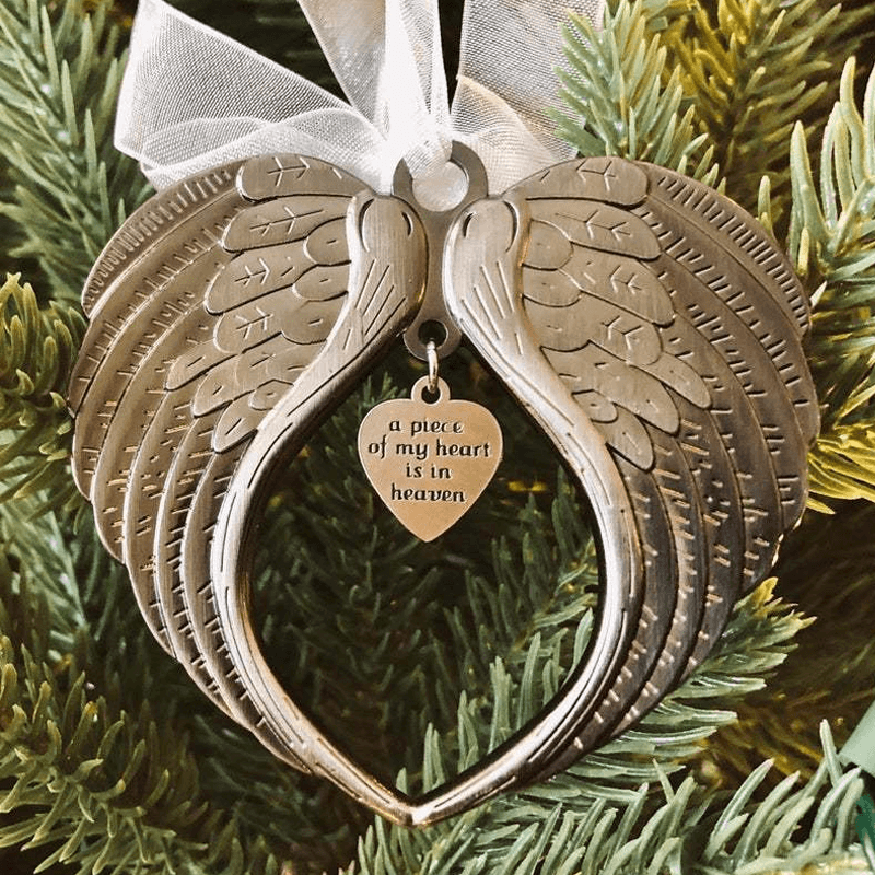 "Julängel Vingarklocka med antik design och nostalgi, elegant guld- och silverfinish, perfekt juldekor för granen."