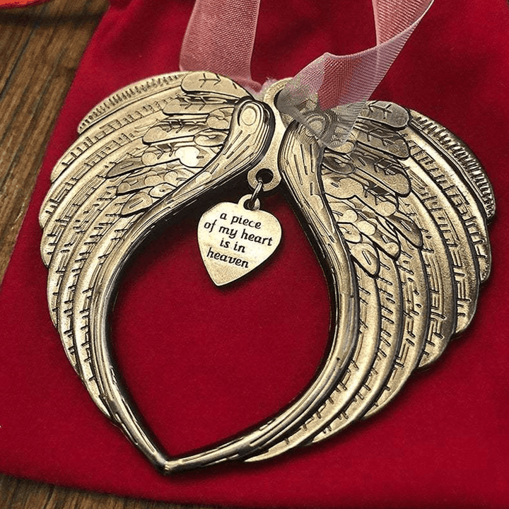 "Julängel Vingarklocka med antik design och nostalgi, elegant guld- och silverfinish, perfekt juldekor för granen."