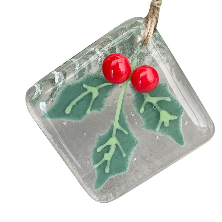 Julgransdekoration i glas med detaljerade mönster, reflekterar ljus vackert, passar för festlig julstämning.