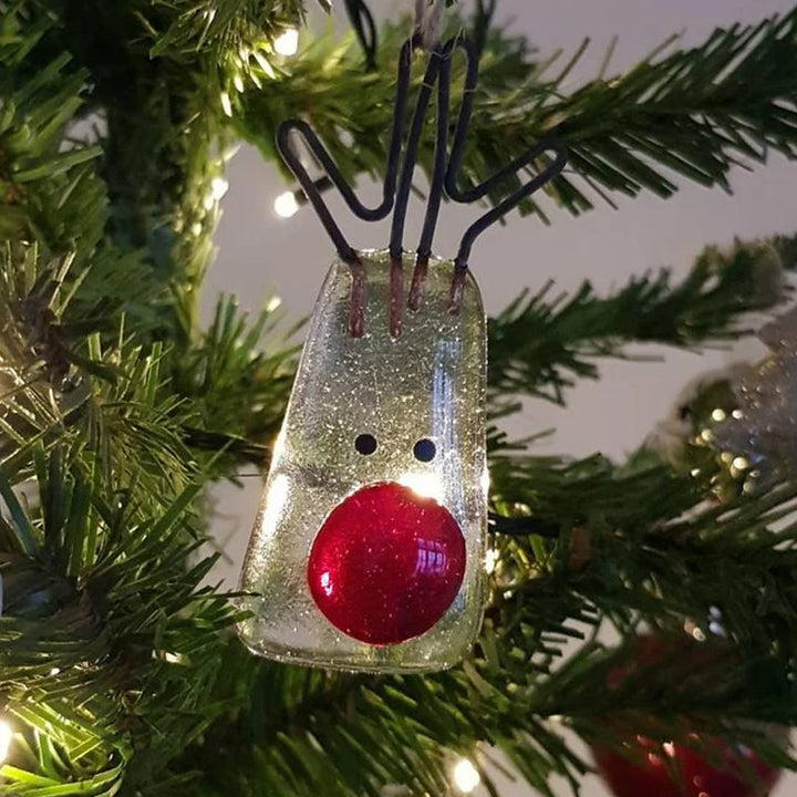 Detaljerad glasdekoration med fina mönster, lämplig för julgranen.