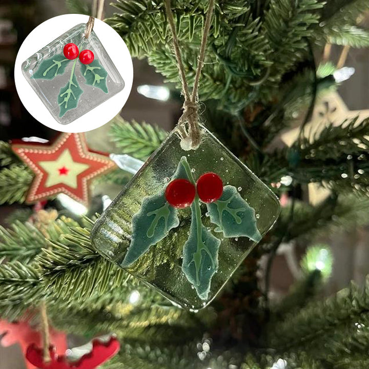 Julgransdekoration i glas med detaljerade mönster, reflekterar ljus vackert, passar för festlig julstämning.