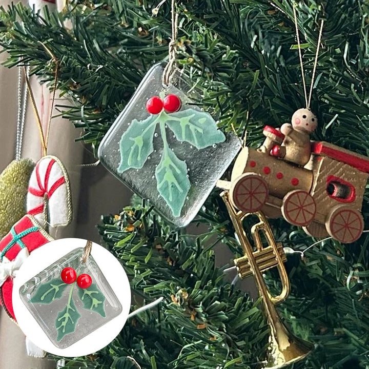 Detaljerad glasdekoration med fina mönster, lämplig för julgranen.