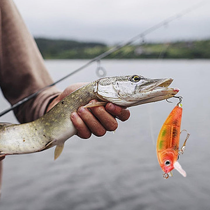 "Julkalendar Fiskeredskap, 24 paket med färgglada fiskedrag och krokar, utställda på brun pappkalender."