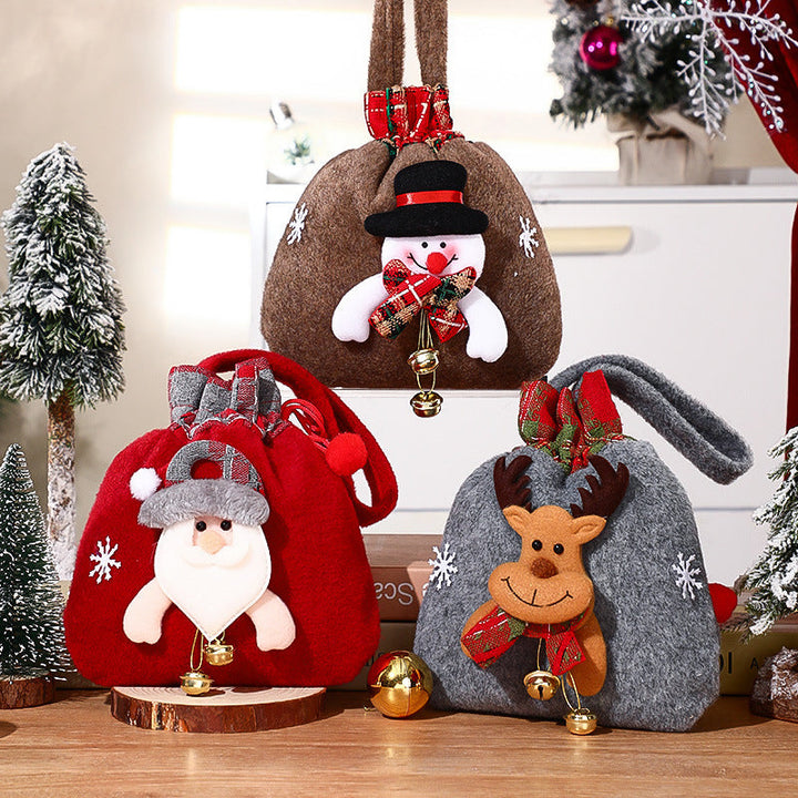 "Julklappspåsar i plysch och burlap med dragsnöre, perfekt för små gåvor, finns i snögubbe, jultomte och renar."