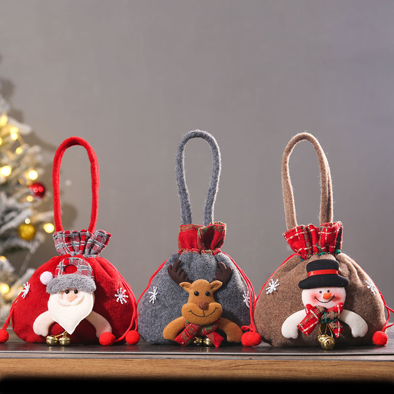 "Julklappspåsar i plysch och burlap med dragsnöre, perfekt för små gåvor, finns i snögubbe, jultomte och renar."