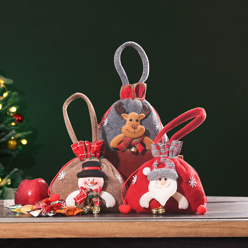 "Julklappspåsar i plysch och burlap med dragsnöre, perfekt för små gåvor, finns i snögubbe, jultomte och renar."