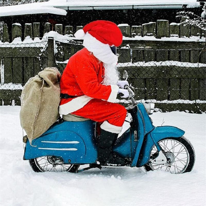 "Julmotorcykelhjälmskydd med tomtemotiv, röd och vit design, ger festlig känsla och skydd under julens motorcykelturer."