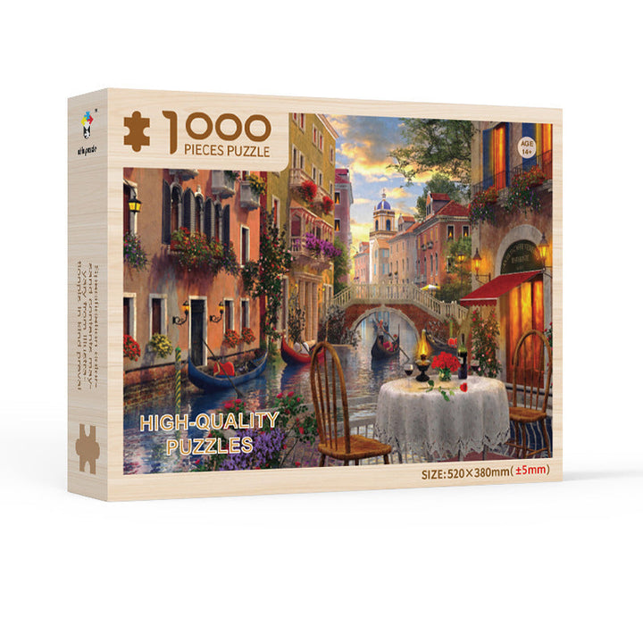 "Julpussel adventskalender med dagliga pusselbitar, bild av färgglada 1008-bitars pusselbitar mot röd bakgrund."