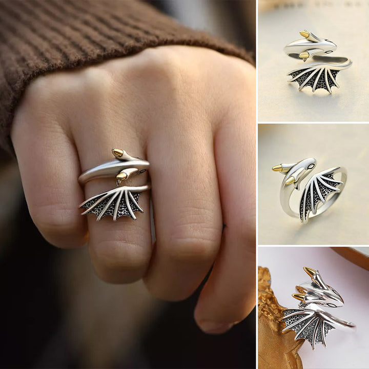 "Justerbar damring i silver med detaljrik drakdesign, symboliserar styrka och elegans, perfekt accessoar."