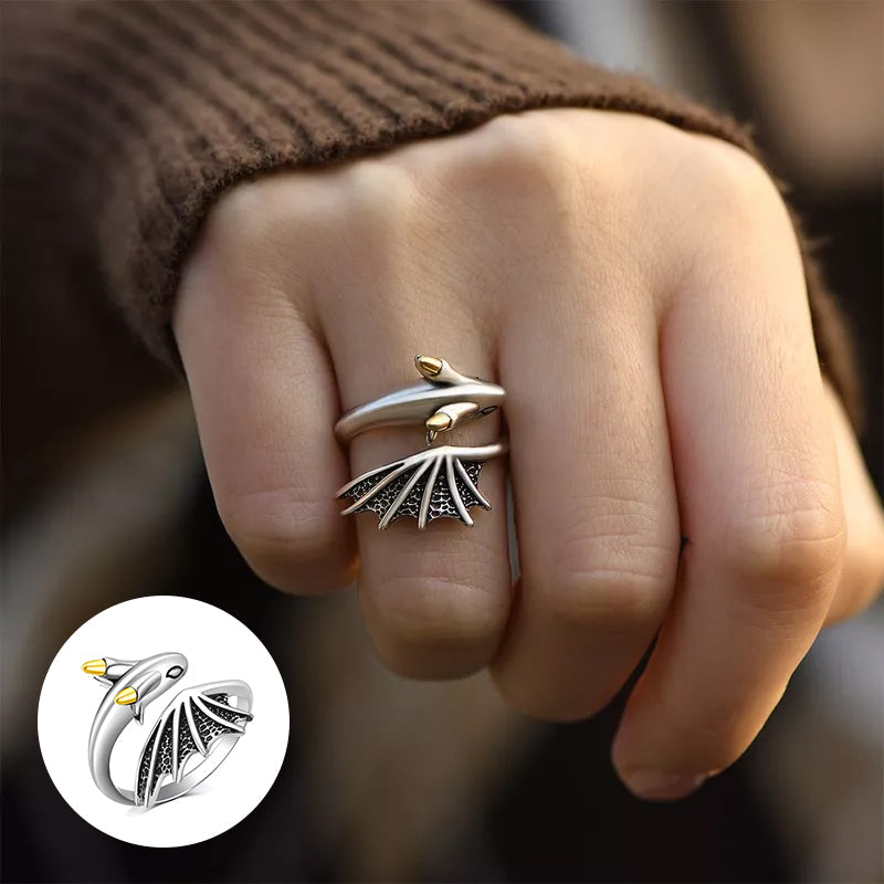 "Justerbar damring i silver med detaljrik drakdesign, symboliserar styrka och elegans, perfekt accessoar."