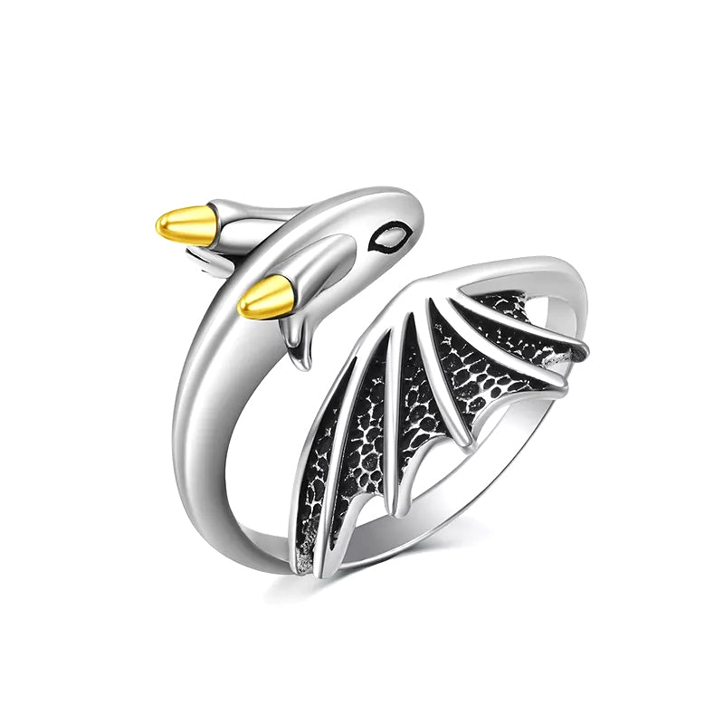 "Justerbar damring i silver med detaljrik drakdesign, symboliserar styrka och elegans, perfekt accessoar."