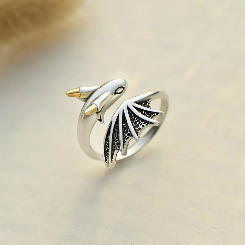 "Justerbar damring i silver med detaljrik drakdesign, symboliserar styrka och elegans, perfekt accessoar."