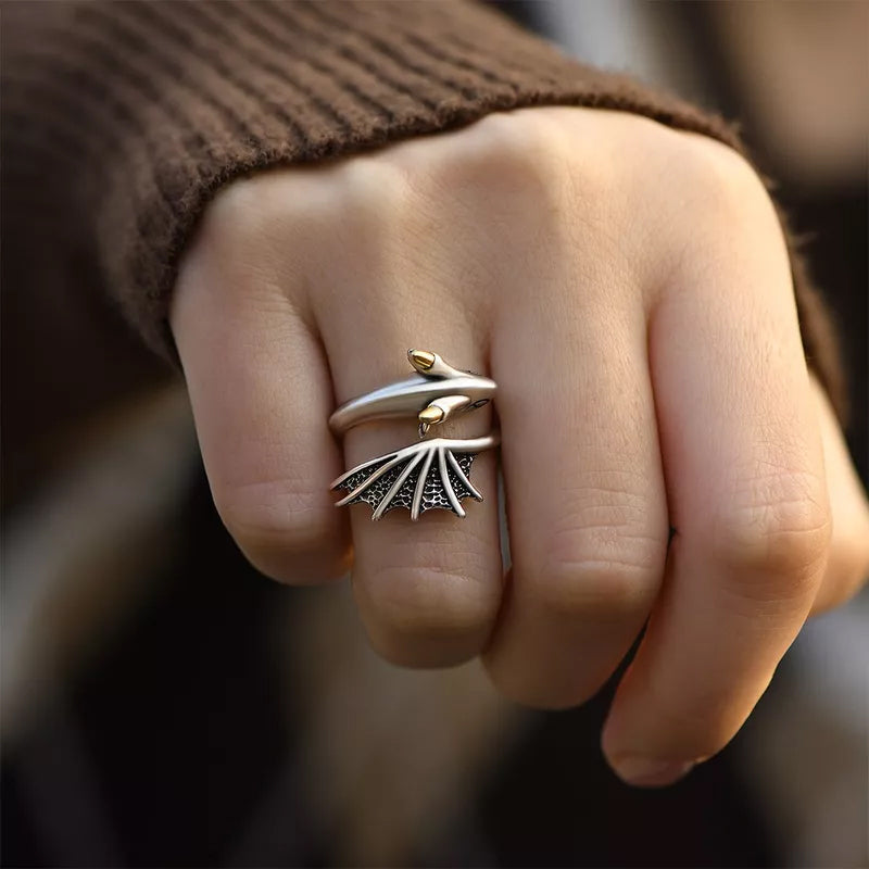 "Justerbar damring i silver med detaljrik drakdesign, symboliserar styrka och elegans, perfekt accessoar."
