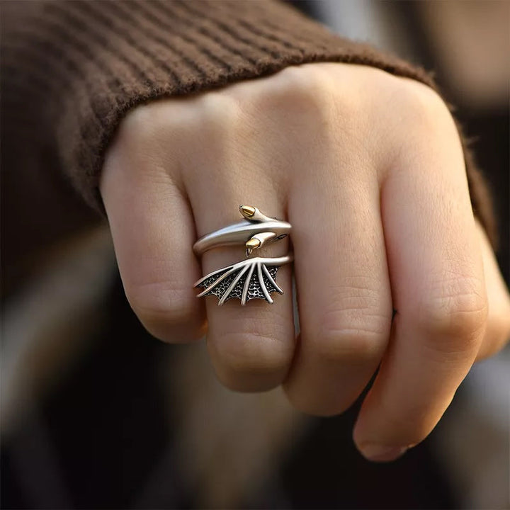 "Justerbar damring i silver med detaljrik drakdesign, symboliserar styrka och elegans, perfekt accessoar."