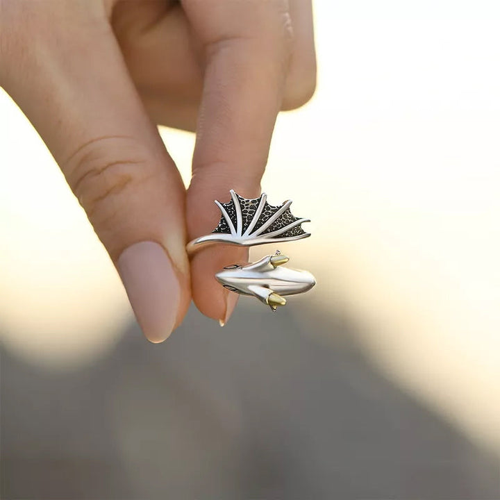 "Justerbar damring i silver med detaljrik drakdesign, symboliserar styrka och elegans, perfekt accessoar."