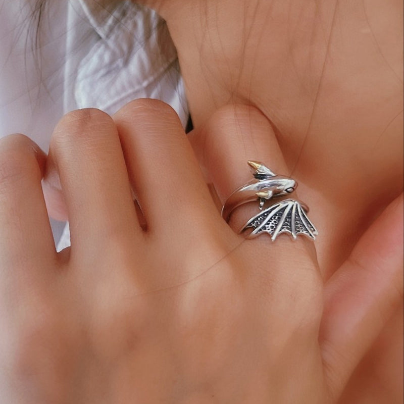 "Justerbar damring i silver med detaljrik drakdesign, symboliserar styrka och elegans, perfekt accessoar."