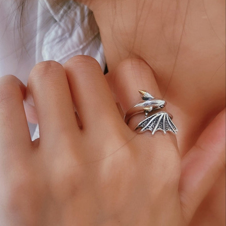 "Justerbar damring i silver med detaljrik drakdesign, symboliserar styrka och elegans, perfekt accessoar."