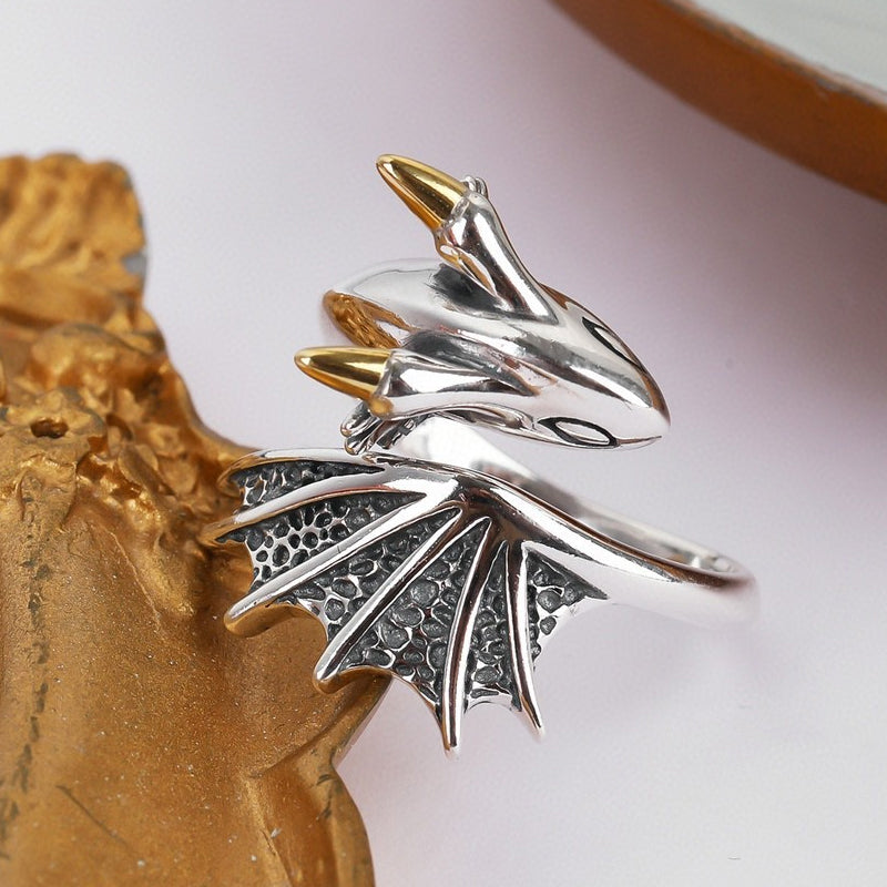 "Justerbar damring i silver med detaljrik drakdesign, symboliserar styrka och elegans, perfekt accessoar."