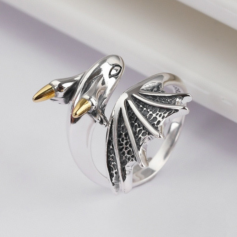 "Justerbar damring i silver med detaljrik drakdesign, symboliserar styrka och elegans, perfekt accessoar."