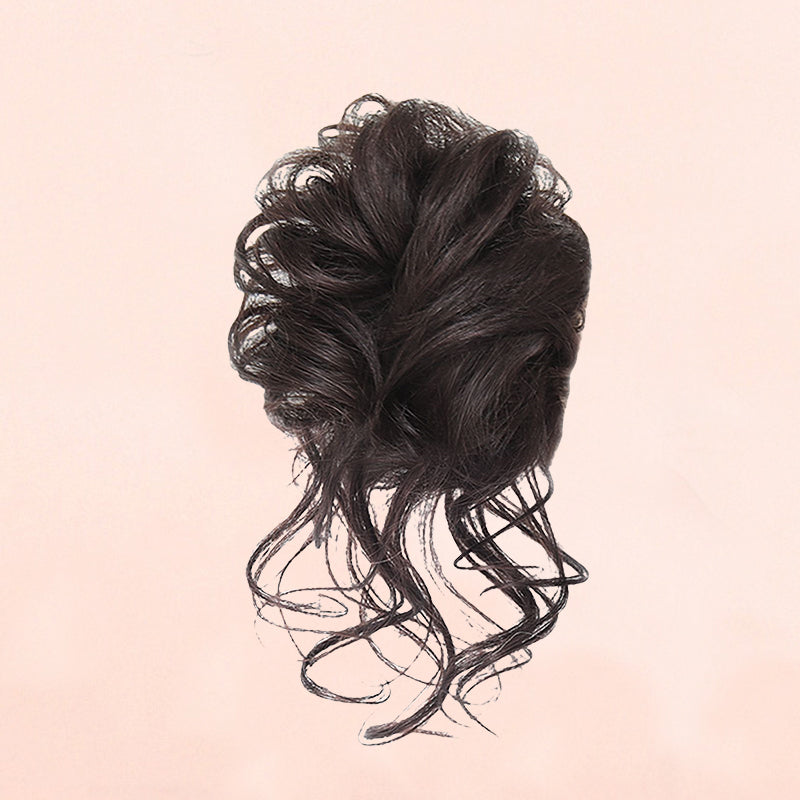 "Justerbar hårstycke för kvinnor, messy bun i syntetmaterial, ger voluminös look i brun och kastanjfärg."