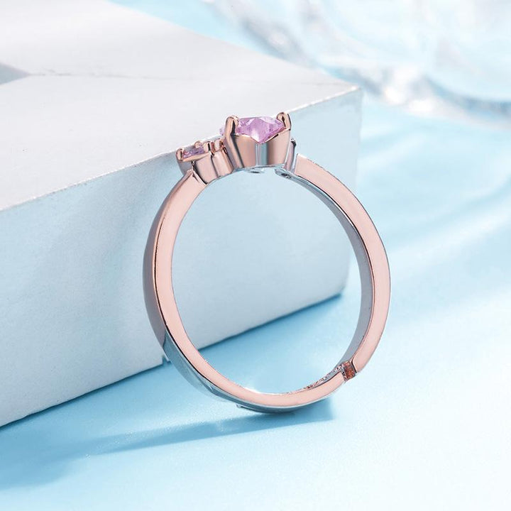 "Justerbar kattfotavtrycksring med zirkon, roséguld och vitt, elegant smycke för kattälskare."