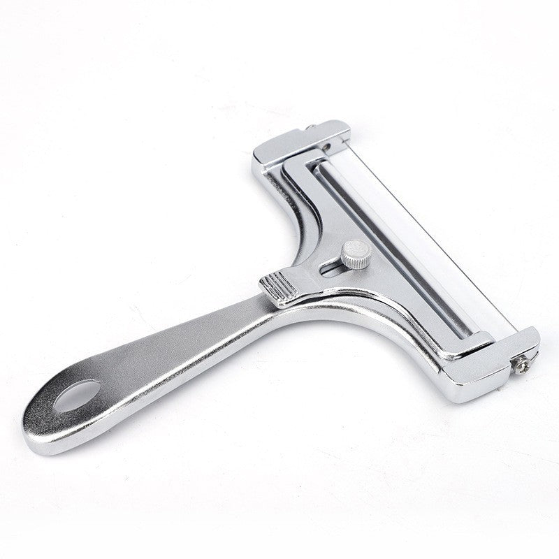 "Justerbar köksostskärare i aluminium för exakta skivor, elegant design i frostat och glänsande silver finish."