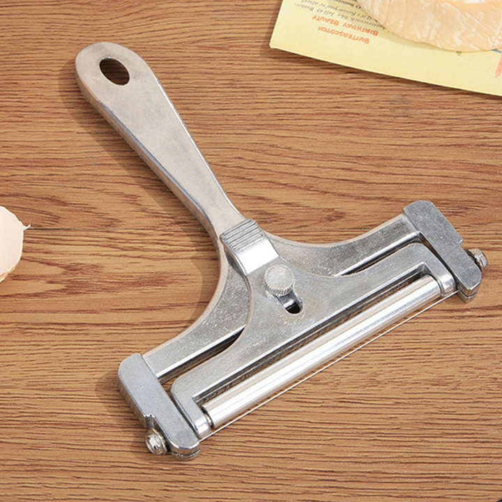 "Justerbar köksostskärare i aluminium för exakta skivor, elegant design i frostat och glänsande silver finish."