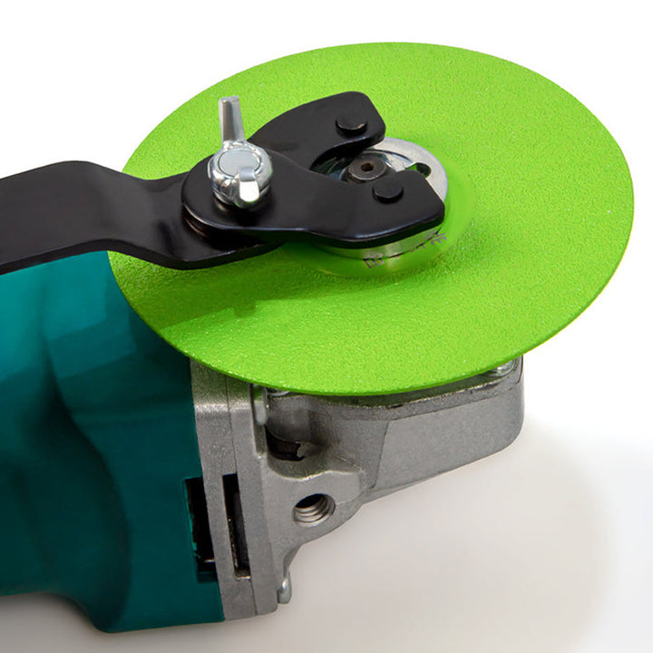 Justerbar mångsidig slipnyckel i hårt stål med ergonomiskt handtag, idealisk för mekaniska och tekniska projekt.