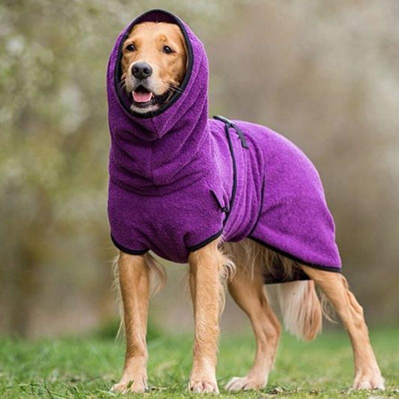 Hund i lila justerbar morgonrock för husdjur utomhus