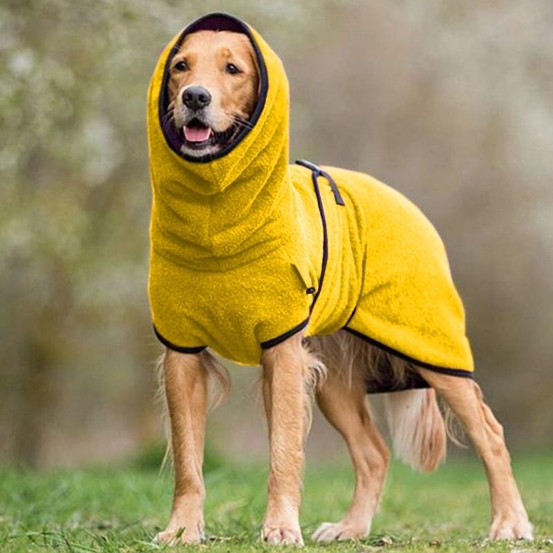 Hund i gul justerbar morgonrock för husdjur utomhus