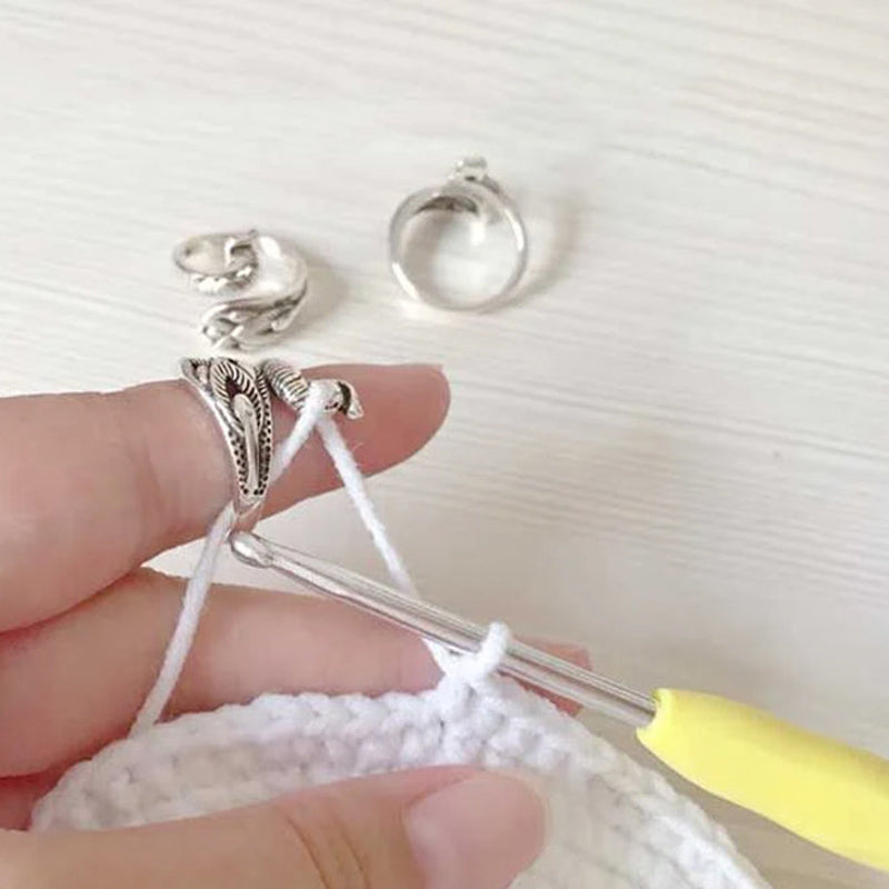 "Justerbar silverpläterad stickslinga för stickning, visar elegant miljövänlig design och hållbara material."